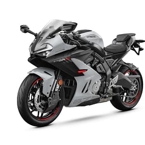 CFMOTO 675 SR-R i färgen Aerolight Grey från vänster sida i 45 graders vinkel