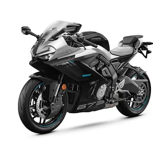 CFMOTO 675 SR-R i färgen Nebula Black från vänster sida i 45 graders vinkel