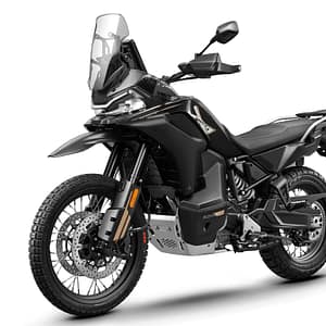 CFMOTO 800 MT-X i färgen Nebula Black från vänster sida i 45 graders vinkel